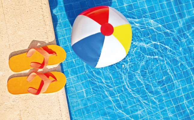 Lire en maillot et jouer pieds nus