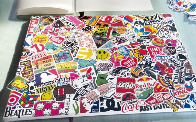 Fresque sticker bombing